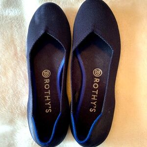 Navy blue round toe Rothy’s flats, size 8.